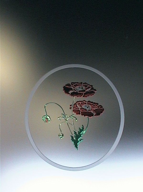 Bicchiere ovale inciso con papaveri rossi e verdi.