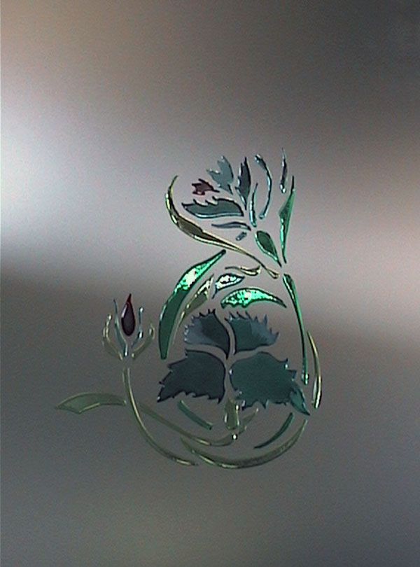 Incisione floreale su vetro, foglie e boccioli color verde acqua e verde acqua su vetro smerigliato.