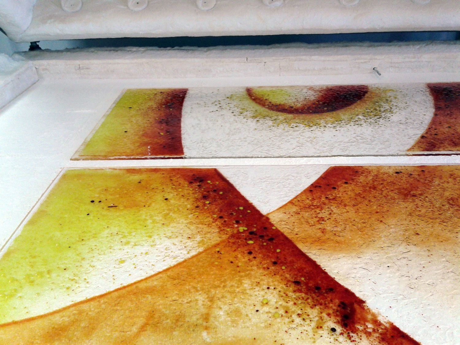 Due opere d'arte in vetro con disegni astratti gialli, marroni e bianchi, cotti in forno.