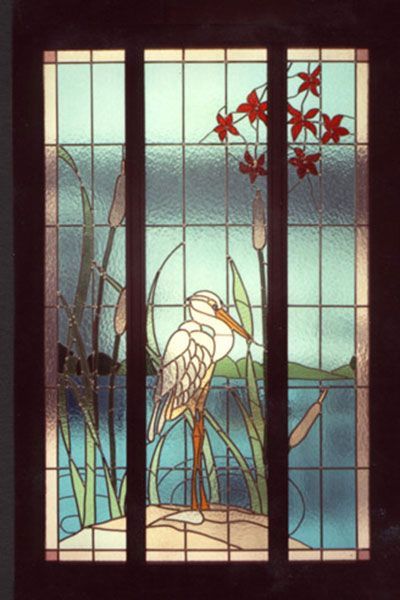 Vetrata: airone bianco in piedi vicino all'acqua, tife, foglie rosse.