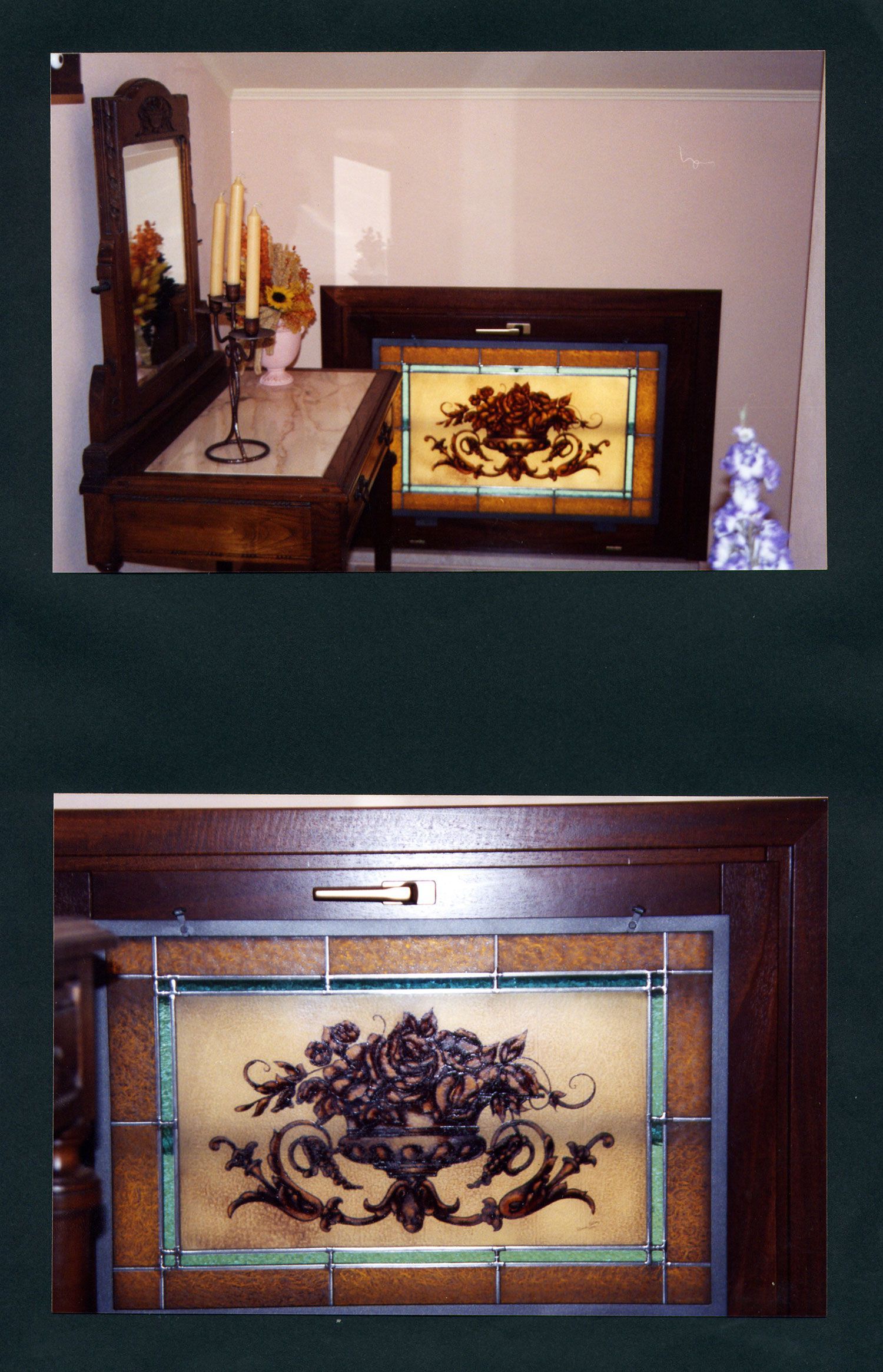 Due vedute di una vetrata raffigurante un bouquet floreale in una cornice di legno. Accanto c'è un tavolo da toeletta.