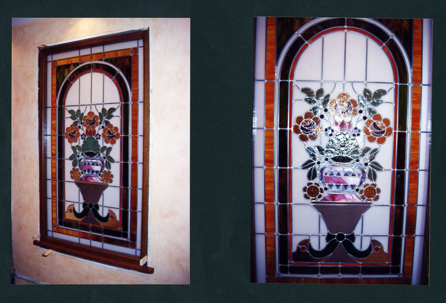 Vetrata con un vaso di fiori in una cornice decorativa, installata su una parete.