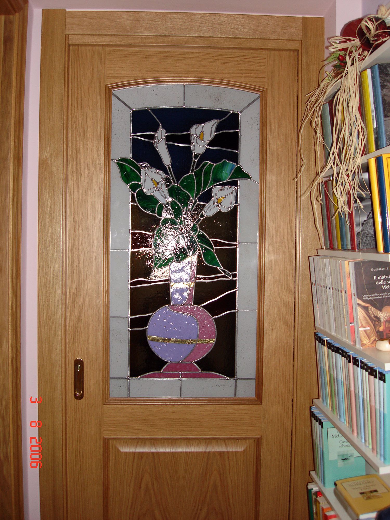 Porta in rovere con pannello floreale in vetro colorato raffigurante calle bianche in un vaso.