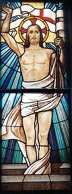Vetrata raffigurante Gesù Cristo che issa una bandiera, circondata da un'aureola e da raggi blu.
