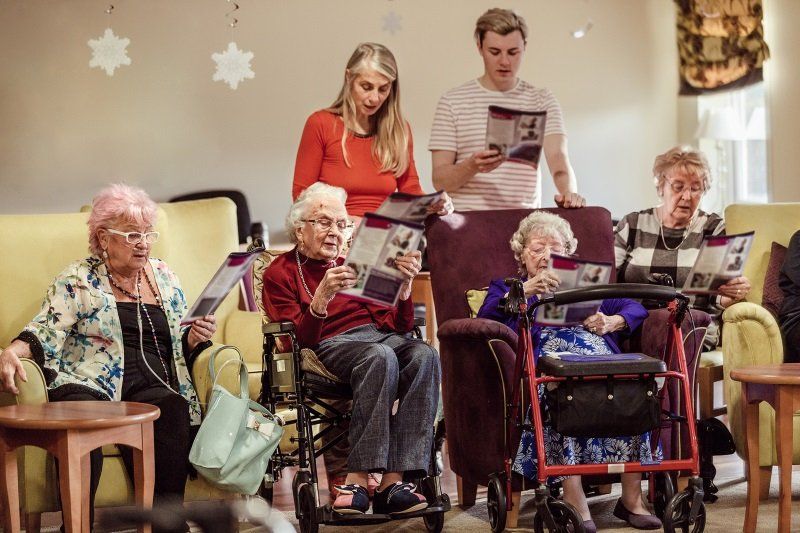 ospiti di una casa di riposo a Ferrara che leggono