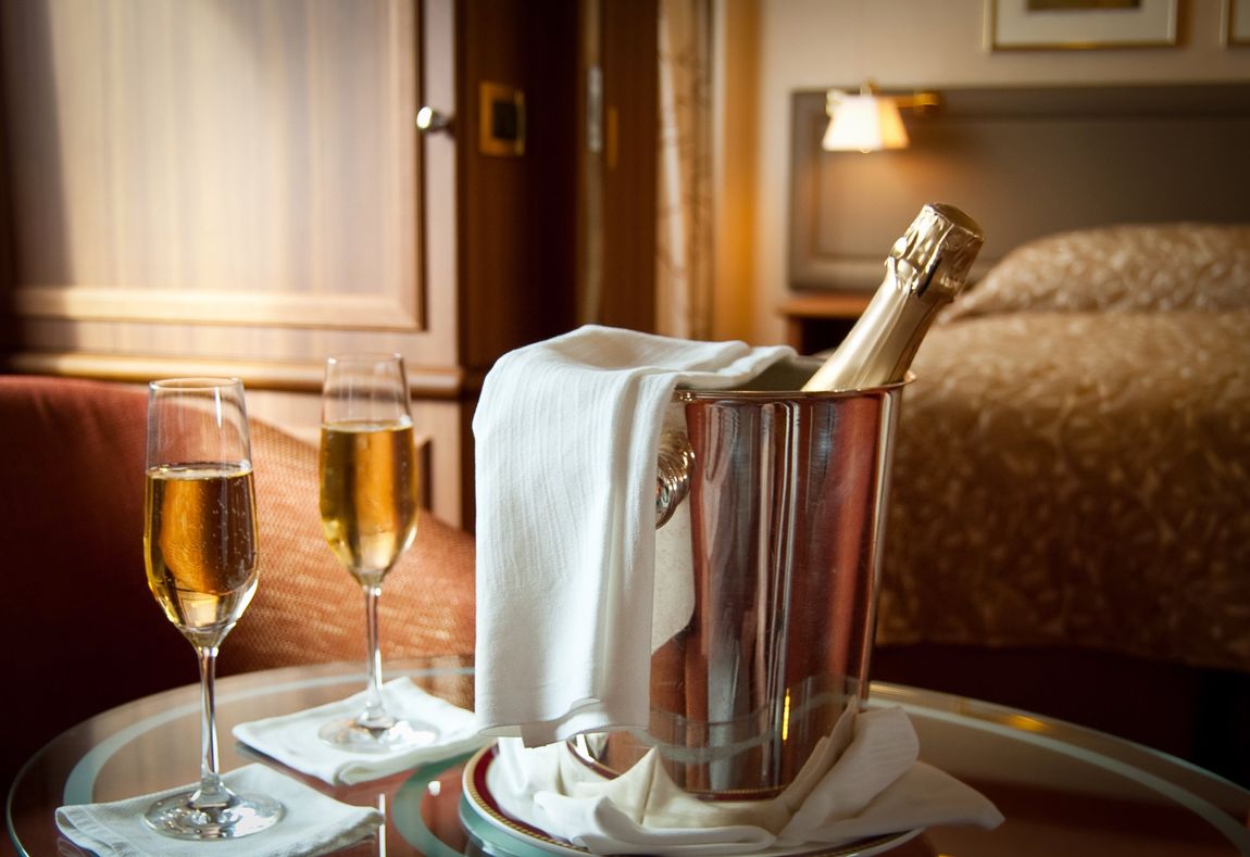 Ein Eimer Champagner steht auf einem Tisch neben zwei Gläsern Champagner