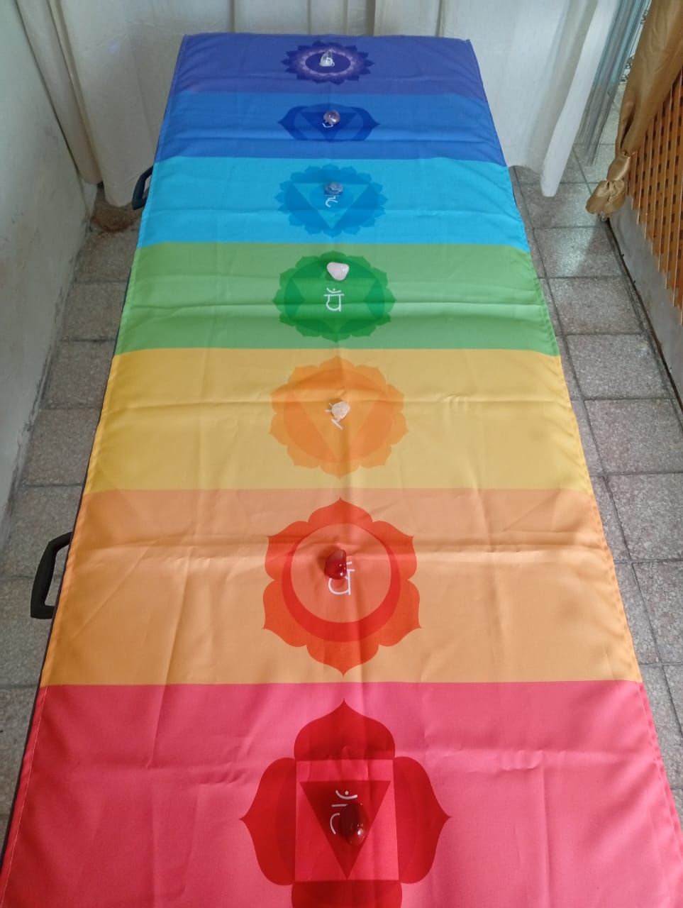 Una persona sostiene un tenedor sobre un plato de comida en una mesa.