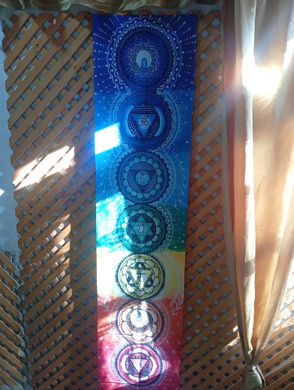 Un hombre y una mujer se dan la mano sobre una mesa.