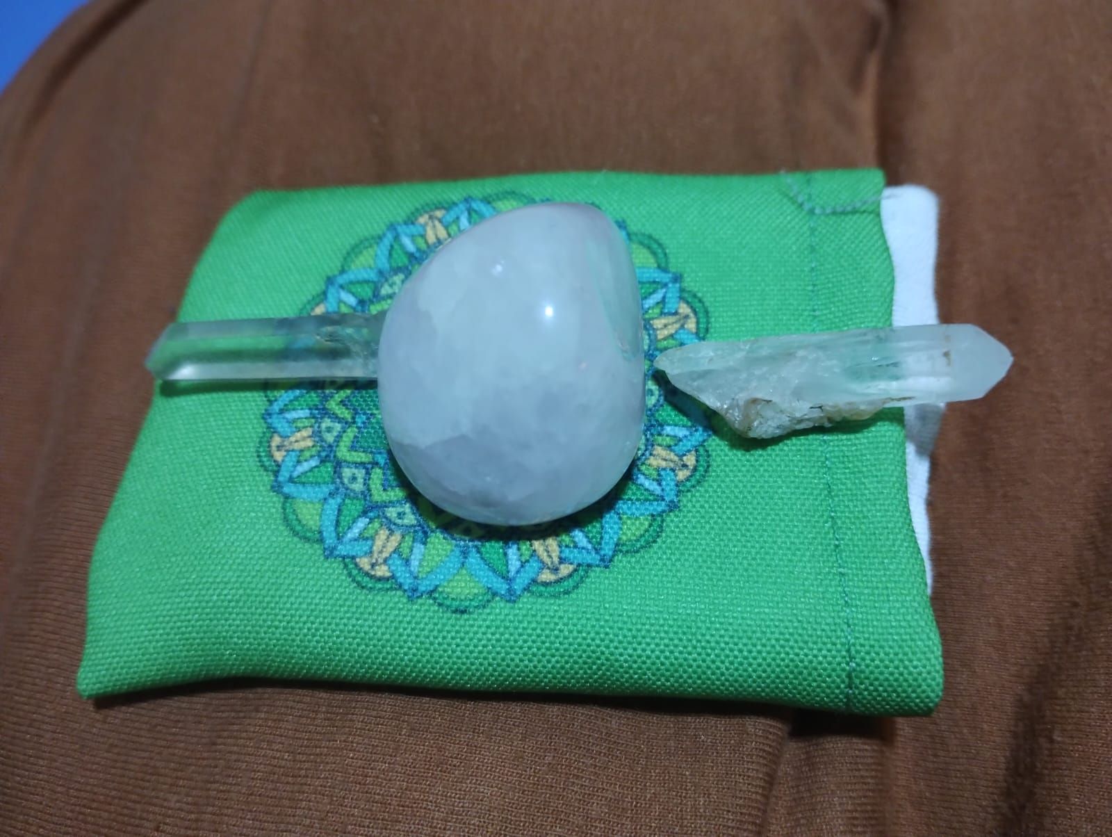 Un grupo de personas está sentado en mesas largas en una sala de conferencias.