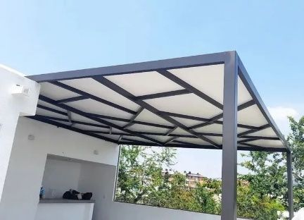 Hay una pérgola en el tejado de un edificio.