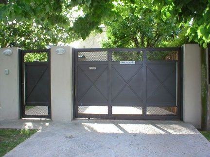 Una valla con una puerta que dice 'avenida'
