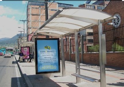 Una parada de autobús con un cartel que dice 'ali'