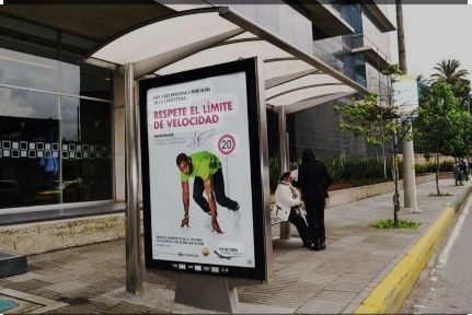 A bus stop with a sign that says respecte el limite de velocidad