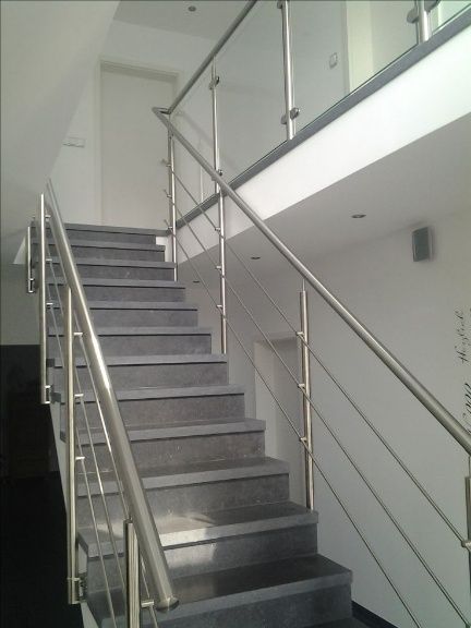 Un conjunto de escaleras con barandilla de acero inoxidable.
