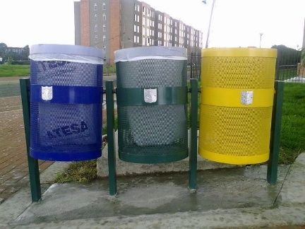 Tres botes de basura, uno de ellos con la palabra mesa.