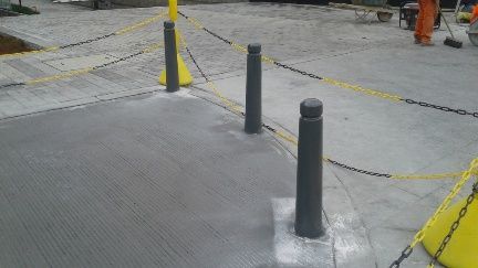 Un par de postes colocados encima de una superficie de hormigón.