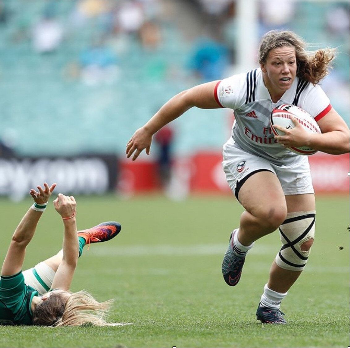 Powerful woman breaks tackle