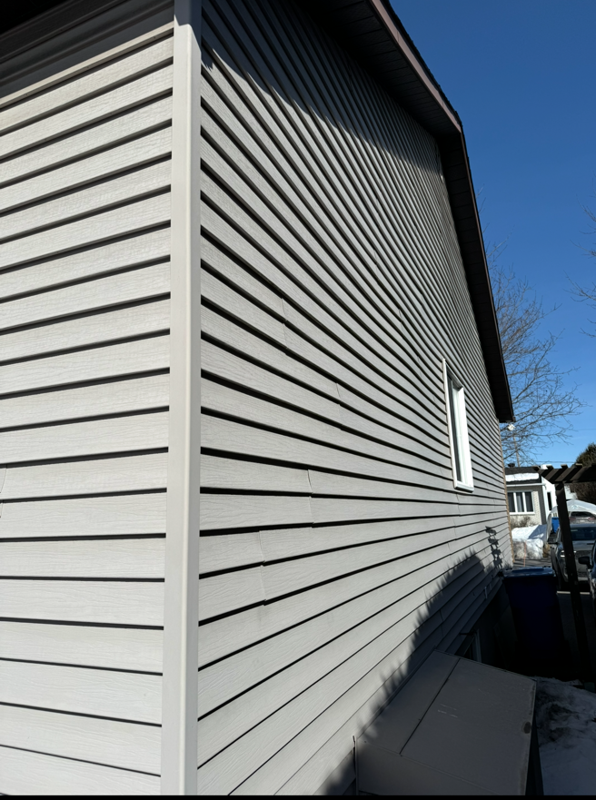 Une maison avec beaucoup de revêtement