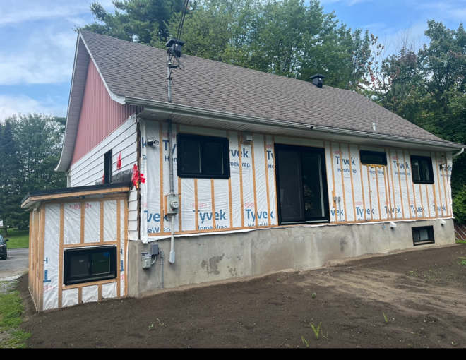 Une maison est en construction avec beaucoup de polystyrène sur le côté