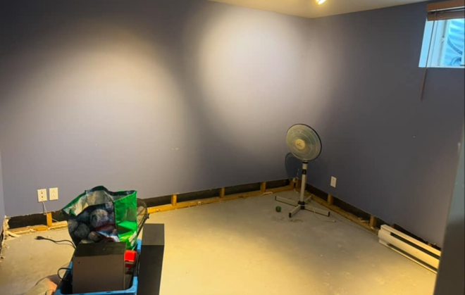 Il y a un ventilateur au milieu de la pièce.