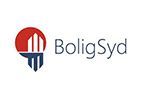 The logo for bolig syd is a red and blue logo with a building in the middle. - 
Se imponerende før- og efterbilleder af vores rensede facader og fliser i Sønderjylland. Algerens, algebehandling, facaderens, fliserens.