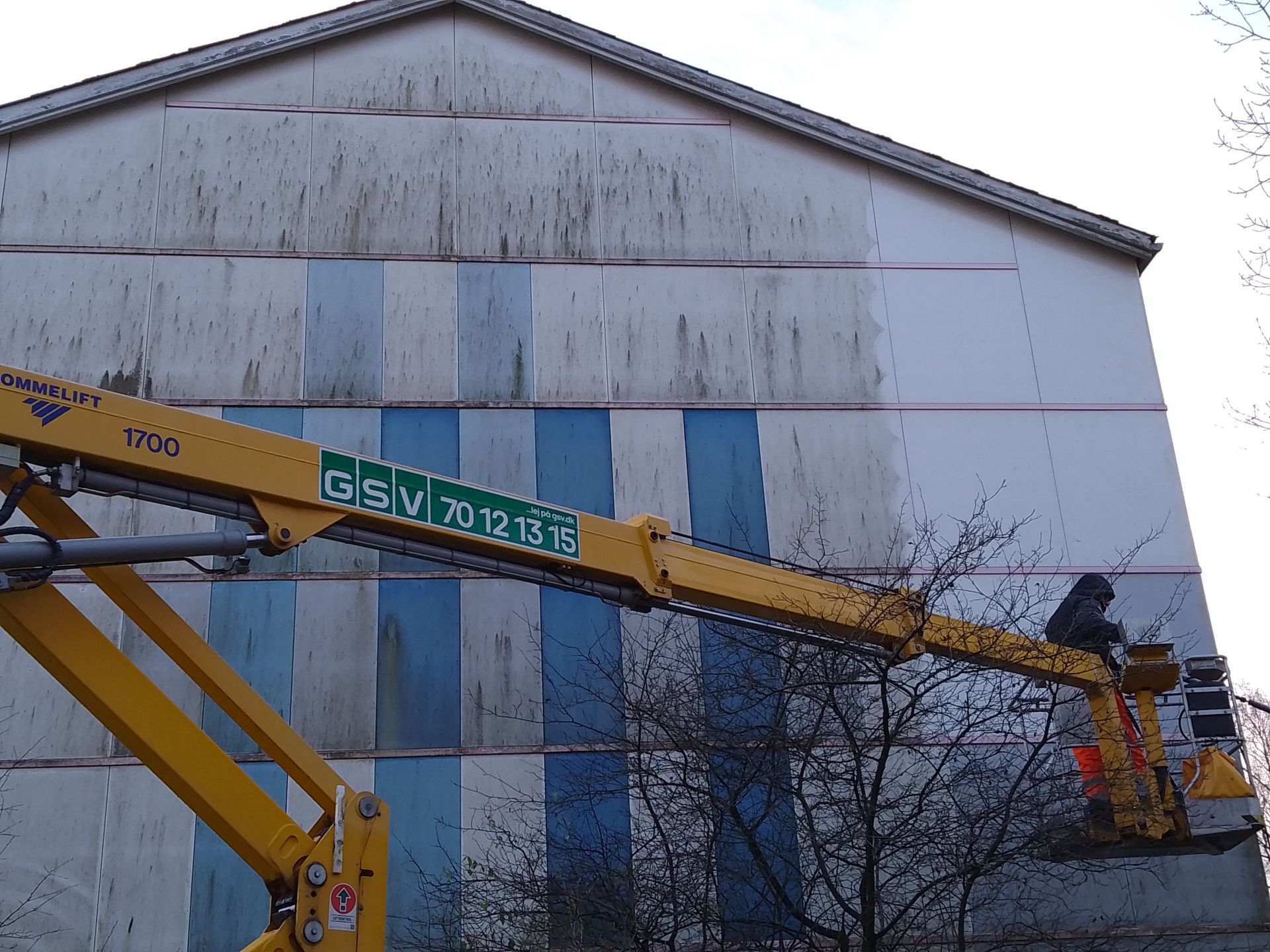 Se imponerende før- og efterbilleder af vores rensede facader og fliser i Sønderjylland. Algerens, algebehandling, facaderens, fliserens.