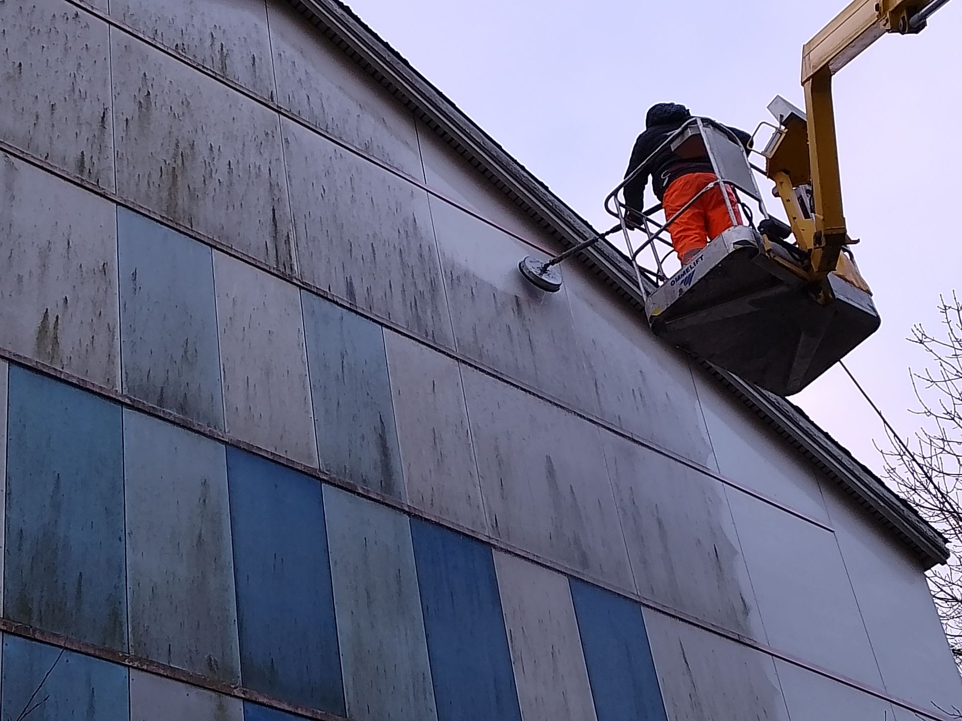 Se imponerende før- og efterbilleder af vores rensede facader og fliser i Sønderjylland. Algerens, algebehandling, facaderens, fliserens.