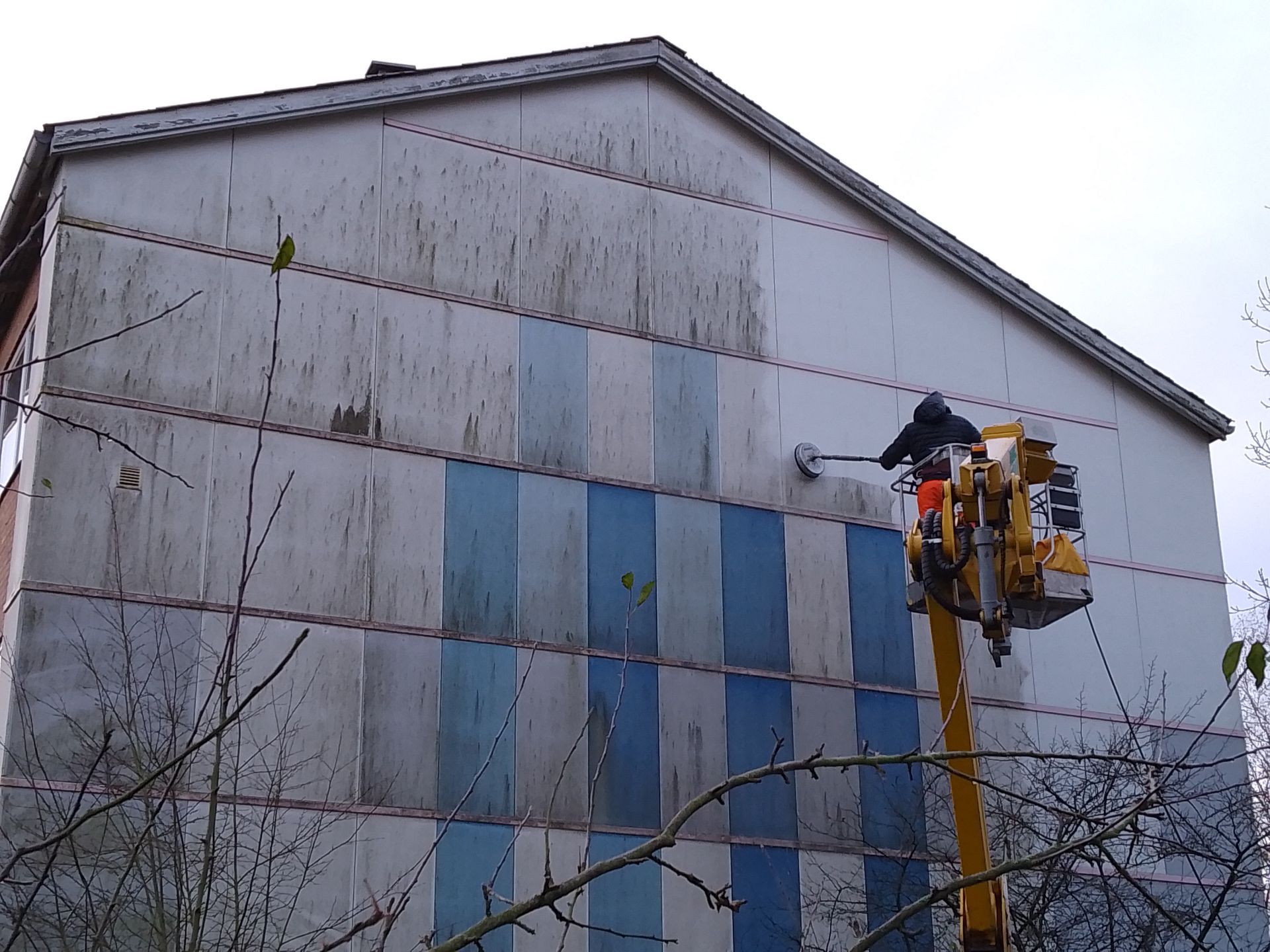 Se imponerende før- og efterbilleder af vores rensede facader og fliser i Sønderjylland. Algerens, algebehandling, facaderens, fliserens.