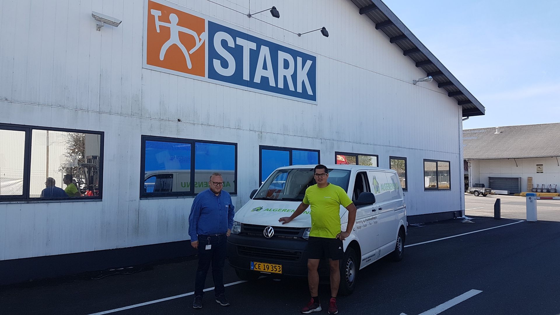 Two men are standing next to a white van in front of a building that says stark 
Se imponerende før- og efterbilleder af vores rensede facader og fliser i Sønderjylland. Algerens, algebehandling, facaderens, fliserens.