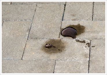 A puddle of oil on a brick floor. -
Se imponerende før- og efterbilleder af vores rensede facader og fliser i Sønderjylland. Algerens, algebehandling, facaderens, fliserens.