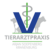Logo der Tierklinik: blaues „V“, Hunde-/Kuhsilhouetten, Äskulapstab, „Tierarztpraxis“, „Arjan Soepenberg Kranenburg“.