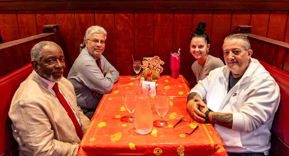 A group of people are sitting at a table in a restaurant.