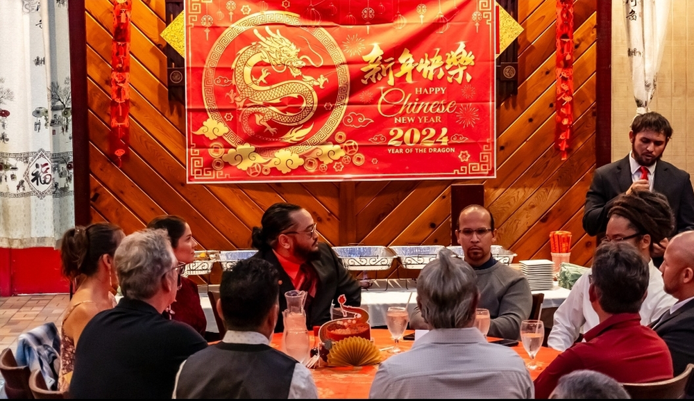 A group of people are sitting around a table in a restaurant.