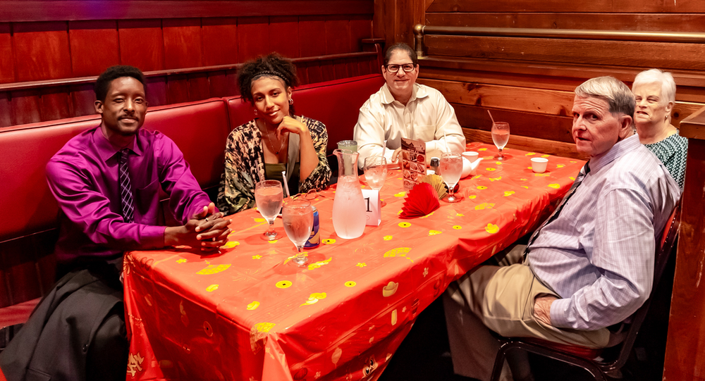 A group of people are sitting at a table in a restaurant.