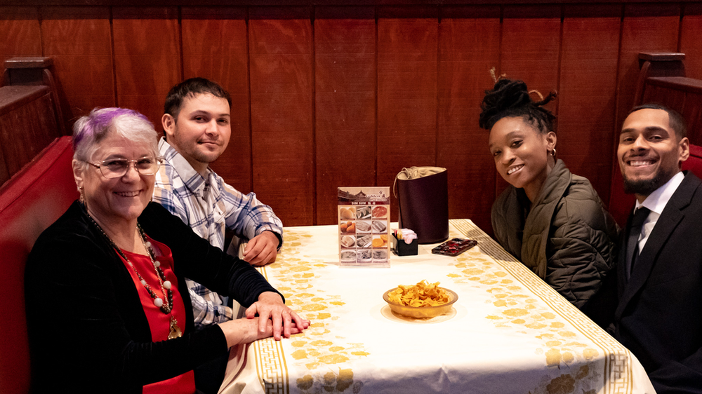 A group of people are sitting at a table in a restaurant.