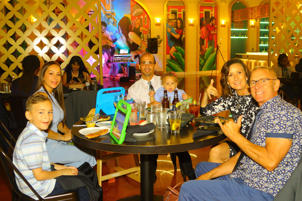 A group of people are sitting at a table in a restaurant.