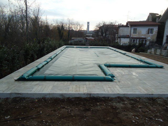 Piscina di una villa con copertura invernale