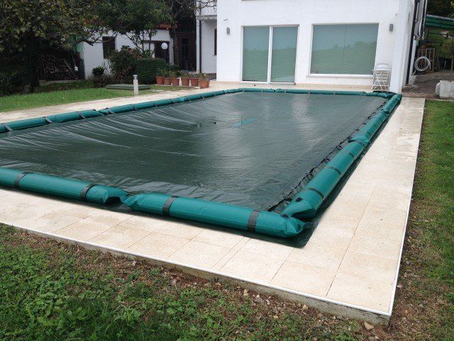 Piscina esterna con copertura invernale