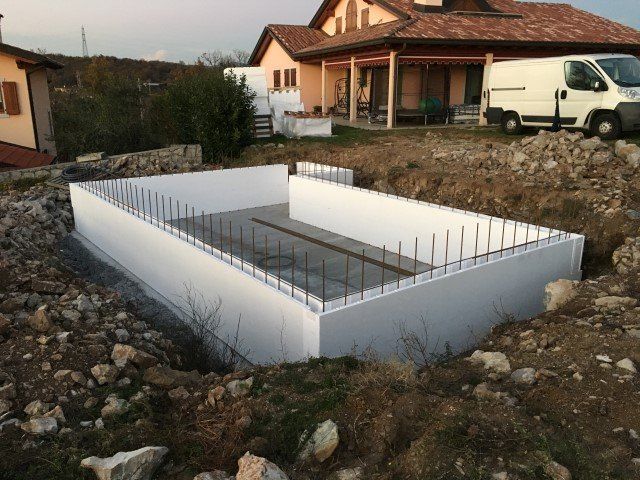 Piscina rettangolare nel giardino di una villa