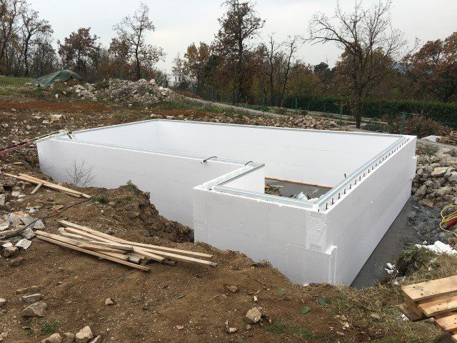 Fase intermedia di lavori per la costruzione di una piscina