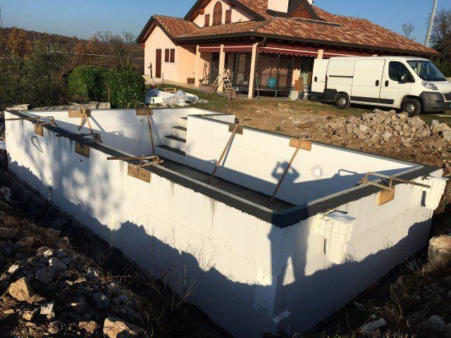 Lavori per la costruzione di una piscina in cemento armato