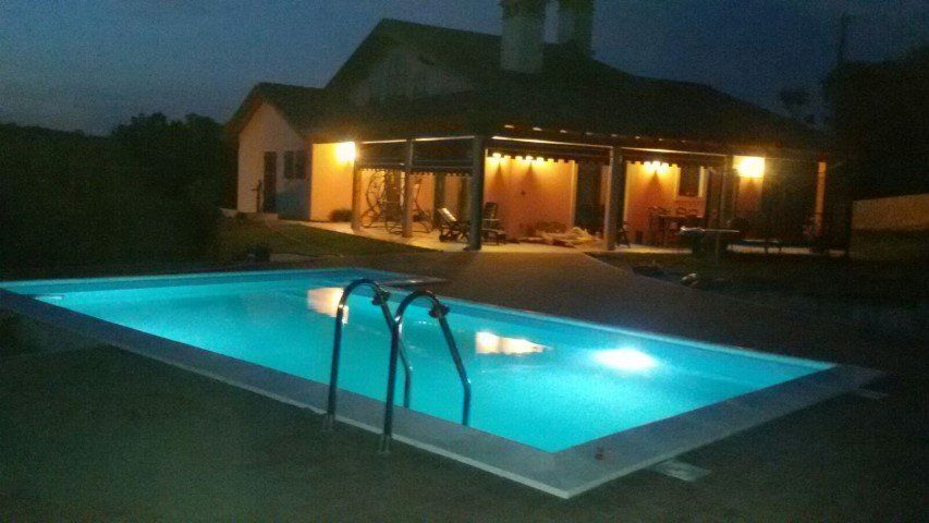 Villa con piscina rettangolare