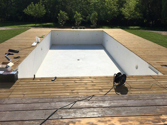 Piscina in cemento con camminamento in legno