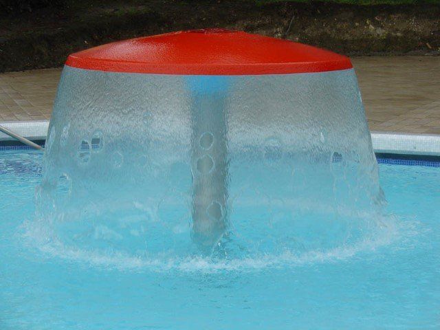 Dei giochi d'acqua in una piscina