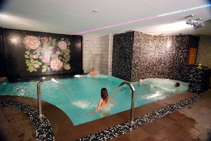 Piscina con giochi d'acqua