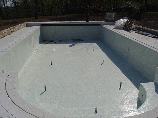 Posa cemento per la realizzazione di una piscina