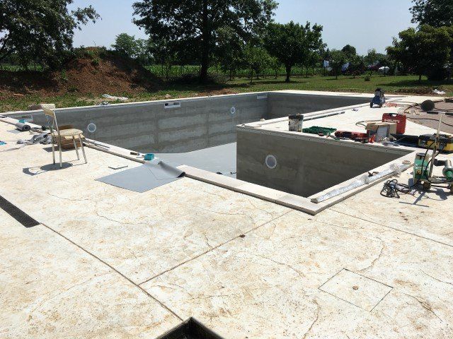 Costruzione di una piscina in cemento dalla forma personalizzata