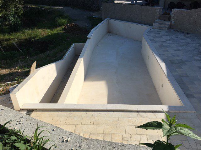 Costruzione di una piscina in cemento su più piani