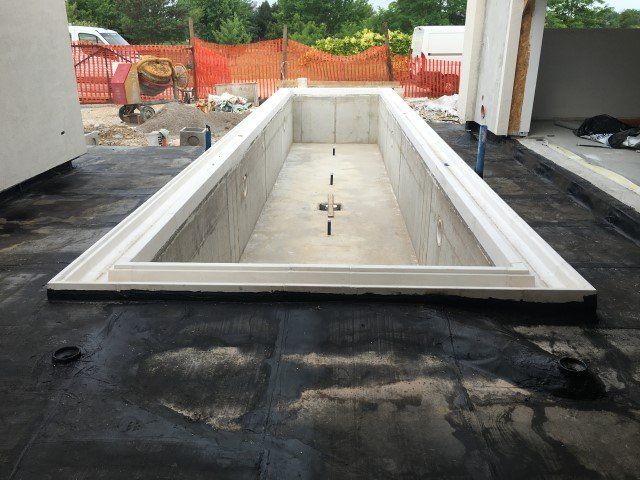 Costruzione di una piscina in cemento dalla forma rettangolare