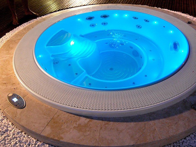 piscina all'aperto con idromassaggio